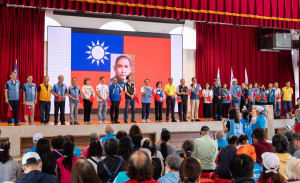 桃園市長張善政出席「楊梅區退伍軍人協會2026榮民節慶祝活動」與貴賓合影。