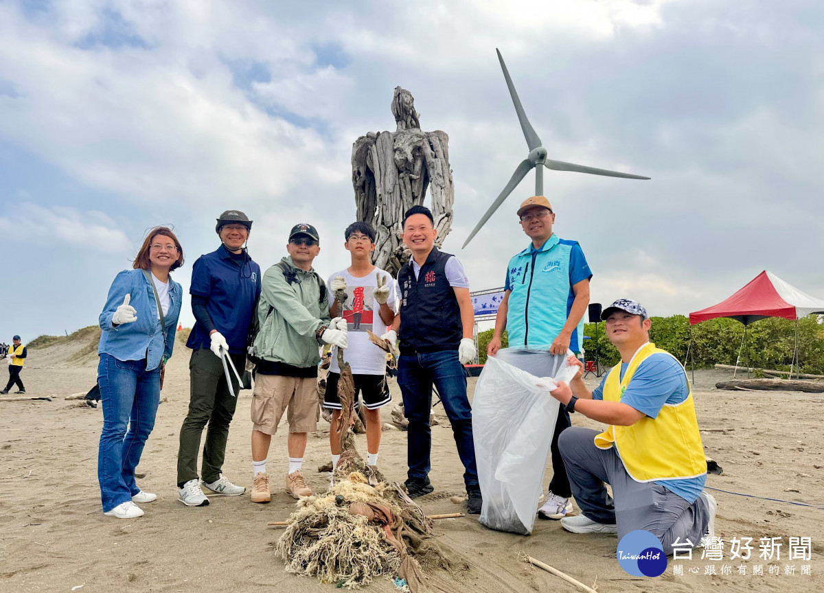 於2026桃園地景藝術節作品《歸海》前合影。
