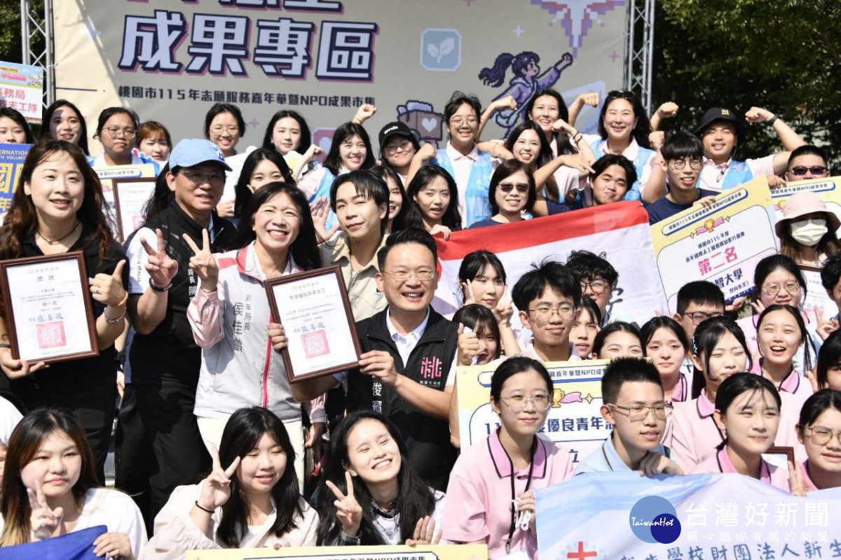 副市長和貴賓合影。
