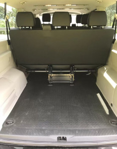 機場桃小巴選用具備寬敞行李廂空間的車型服務，提升旅客搭乘便利性及服務品質。