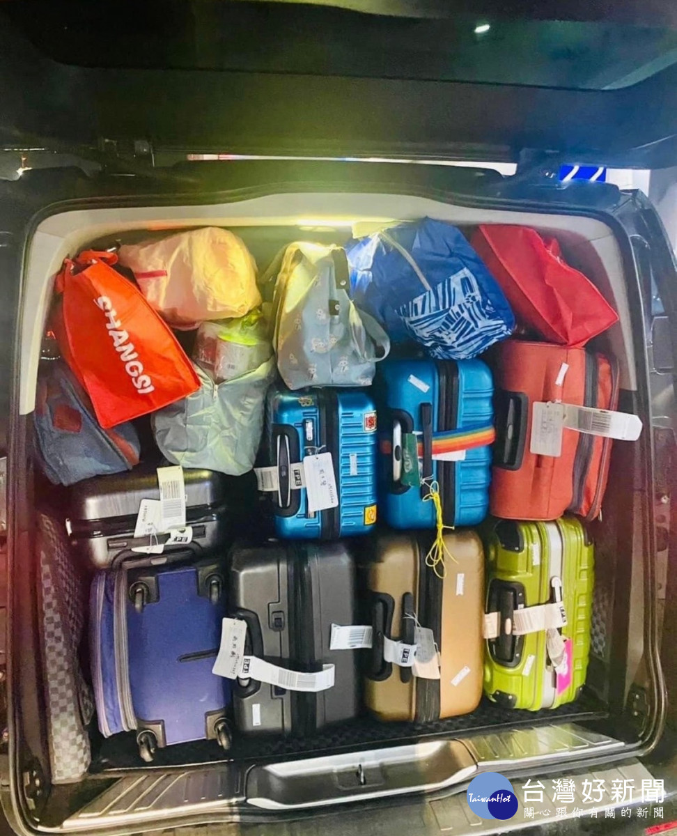 機場桃小巴選用具備寬敞行李廂空間的車型服務，提升旅客搭乘便利性及服務品質。<br />
<br />
