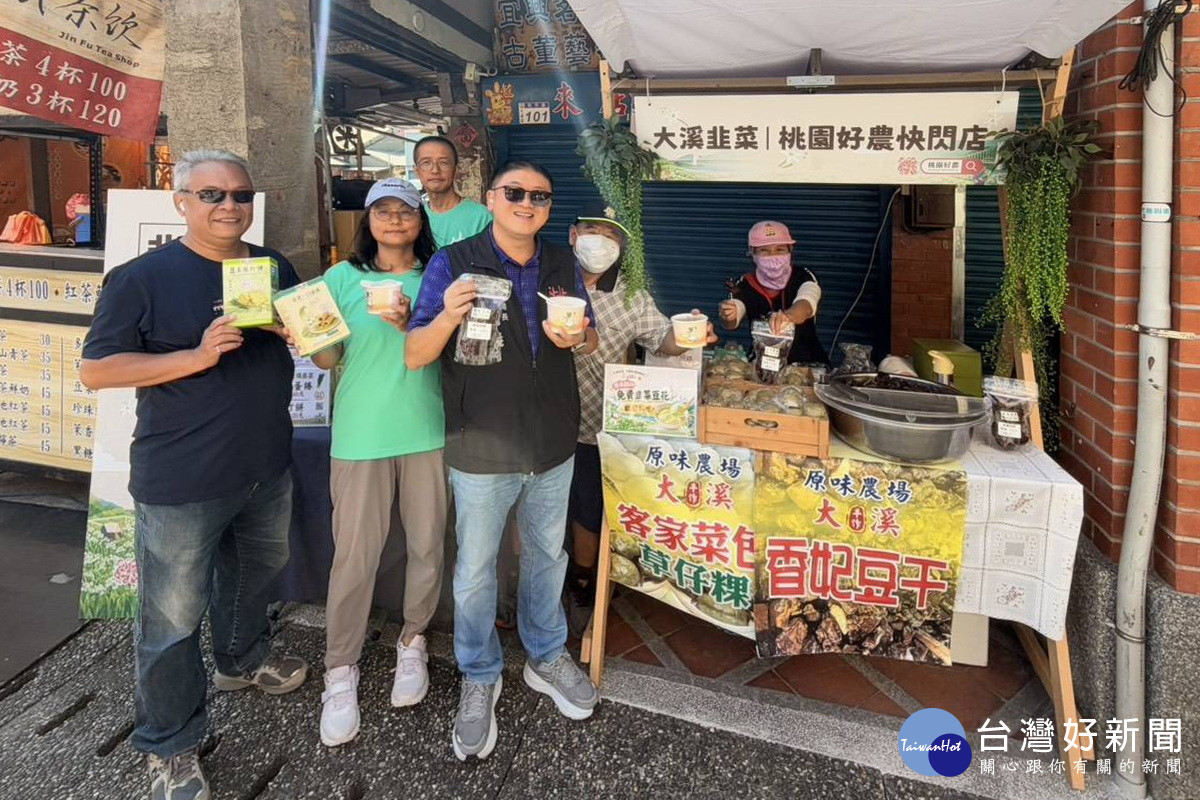 桃市府農業局長陳冠義出席「桃園好農．大溪韭菜」快閃活動，強力推薦「桃園好農」大溪韭菜產品。<br />
