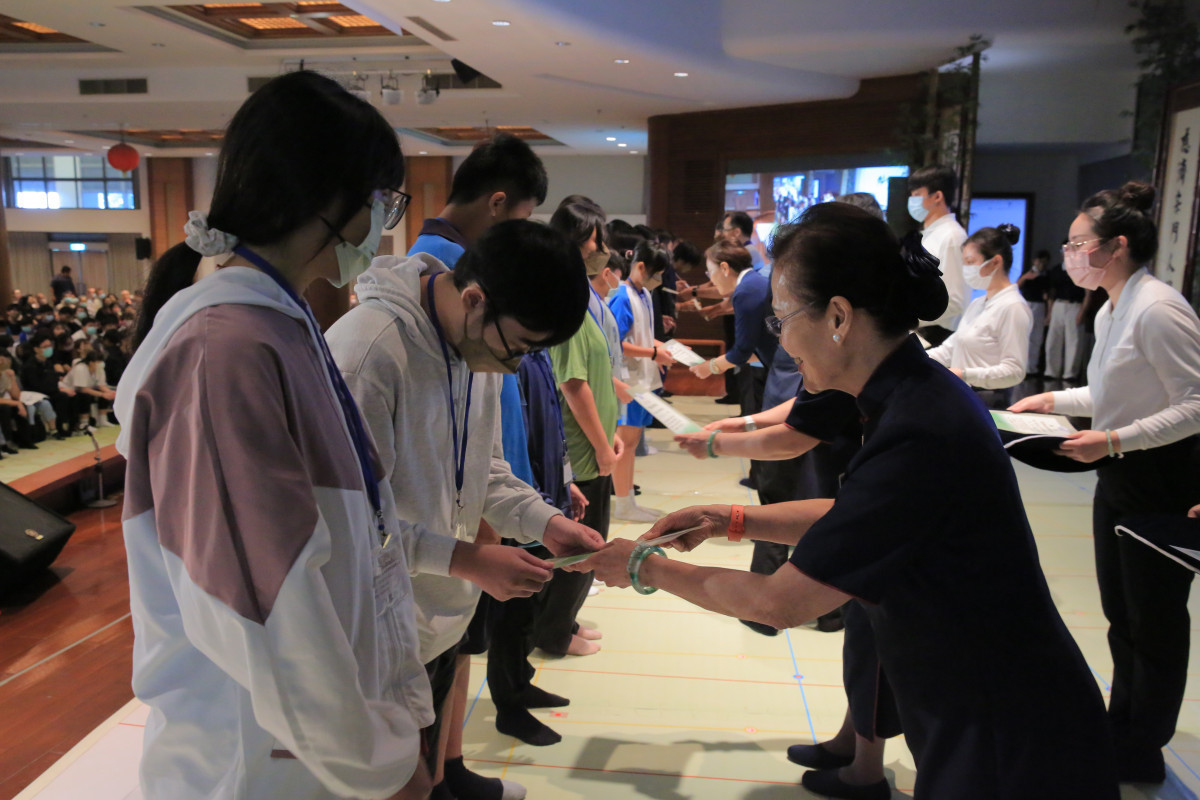 雨中綻放希望!慈濟新芽獎學金助731名彰化學子勇敢逐夢。圖/慈濟提供