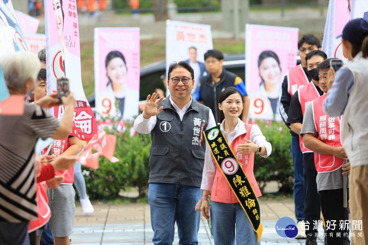民進黨桃園市長候選人黃世杰出席市議員候選人陳雅倫競總成立大會。<br />