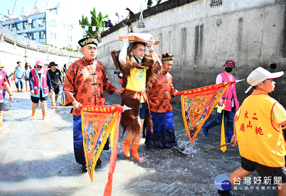 飲水思源!二水國際跑水節登場,五大宮廟神轎齊聚、許富凱壓軸開唱。圖/彰化縣政府提供