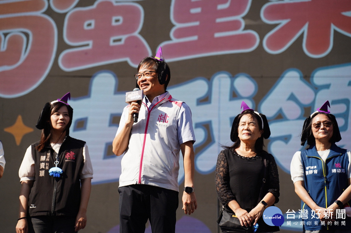 桃園市政府秘書長溫代欣於「搗蛋同樂．由我領航」兒童萬聖派對中致詞。