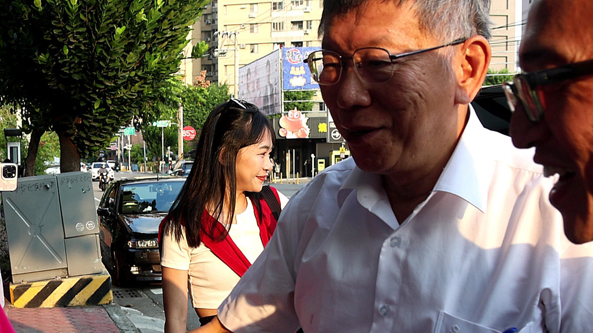 柯文哲剛好現身台中。（圖/陳招宗攝）