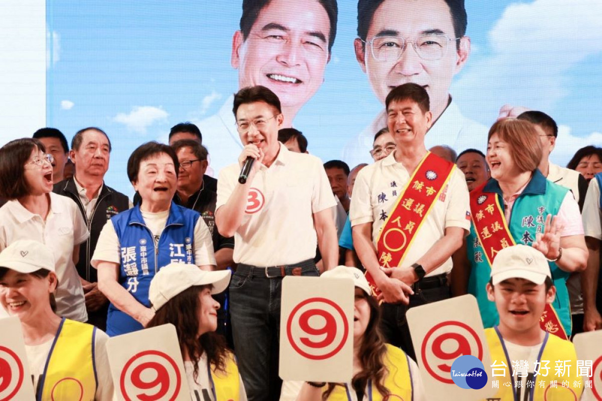 台中市候選人江啟臣合體陳本添力拚全壘打,宣示傳承接棒、府會同心推動市政升級。(圖/江啟臣服務處)