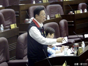 桃園市議員閻中傑抨擊桃園航空城公司功能不彰，建議裁算撤算了。