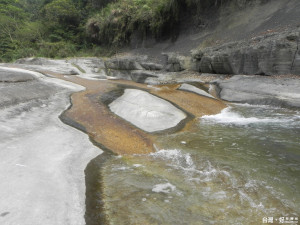 古坑鄉草嶺萬年峽谷景色宜人，河床水域暗藏青苔濕滑危險，籲請遊客止步。