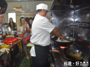 台中市客家事務委員會十三日假外埔區布英熊文化創藝館舉辦客家飲食文化，廚師向婆婆媽媽詳細說明料理作法，會場上香味樸鼻。〔記者陳榮昌攝〕