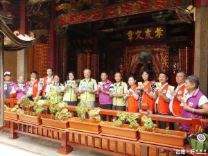 新竹郵局局長江慶星帶領一級主管至關帝廟辦理「祈福過爐儀式」。
