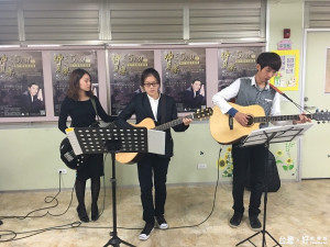 中華大學同學帶著長笛與吉他，於創世新竹院展開小型音樂會，讓安養院內洋溢歡愉氛圍。