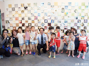 牛頓幼兒園孩童觀看自己作品並與元智校長吳志揚(中)合影。
