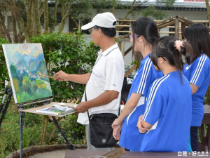 詩韻西畫學會在玉山高中舉辦創作展，並進行校園寫生示範教學活動。（記者黃玉鼎攝）