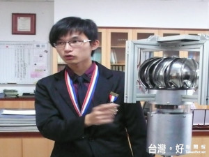  大甲致用高中學生研出電子稻草人，發出的光束，有驅鳥作用。（記者陳榮昌攝）
