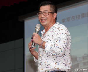 林國基是雲林縣台西鄉人，年逾30才到英國攻讀服裝設計，以「從黑手到服裝設計師的心路歷程」，勉勵學生勇敢做自己。（記者蘇榮泉攝）