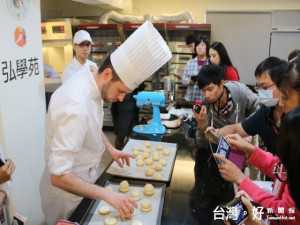 弘光科技大學與Ecole Lenotre(雷諾特烘焙廚藝學院)技術交流，

雷諾特甜點大師「理查德．伊德文」教授11道法式甜點，從原料、

溫度控管、裝飾每個環節力求精準，講解仔細，讓學員獲益良多。

（記者陳榮昌攝）。