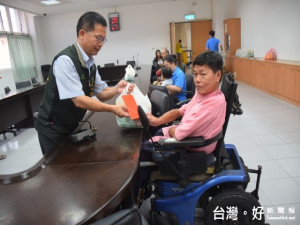 大甲區長劉來旺二十七日發放十七位低收邊緣戶，每戶五千元大

紅包及生活物品，祝他們過節快樂，會場溫馨四溢。（記者陳榮昌

攝）
