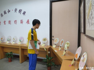 詩人陳瑞和、書畫家黃明珠的作品，融合書法、繪畫、詩文於一體，為傳統書畫開啟嶄新風貌。（記者黃玉鼎攝）