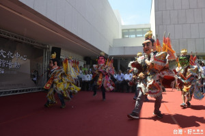 開館系列活動有活潑俏皮的電音三太子、龍鳳獅陣、手風

琴演唱、奇幻魔術秀與行動雕像街頭藝人匯演。（記者蘇榮泉攝）
