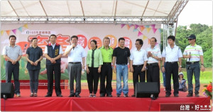 桃園市長鄭文燦(右八)表示，嘉年華活動充分展現楊梅農民活力與在地農產特色。