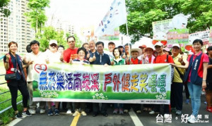 鄭市長表示，市府藉由健走活動，宣導菸害防制，打造桃園成為健康城市。 