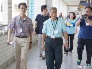 桃園市教育局舉辦105年度國民小學及幼兒園教師聯合甄選，教育局長高安邦在試務人員陪同巡視考場的情形