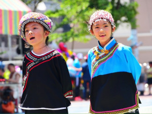 105年原住民族歲時祭儀—布農族射耳祭中，布農族幼童高唱原鄉歌曲吸引全場目光