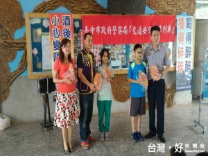 太平警方送小學生藍球　林重鎣攝