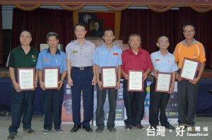 北港警分局舉辦守望相助巡守人員管理暨常年訓練活動，分局長鍾承志頒獎表揚推展隊務有功人員。（記者陳昭宗拍攝）