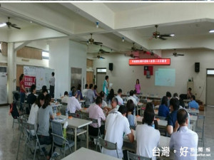 中市政府建設局三十一日在主辦外埔園區聯外道路徵收工程第二次

公聽會，僅限於土地所有權人及利益關係人提出之意見做正式紀錄

，其餘非土地徵收意見僅能轉知參考，區民感覺很不受重視及敷衍

，而咸認作業黑箱，大感不滿。（記者陳榮昌攝）