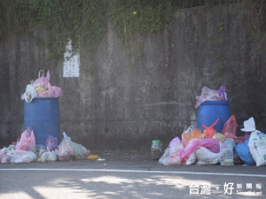 大甲區水源路上數個大水桶的餿水溢出，路面髒物亂拋，危害環境

美觀，成為蚊蟲孳生據點，主管單位應有效管理，才能保護民眾健康。（記者陳榮昌攝）