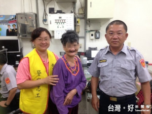  霧峰區七十八歲的喑啞阿嬤迷航至大安區，員警克服困難找到住

家送返，因家境貧寒，志工贈紅包濟助，成為美談。（記者陳榮昌

攝）