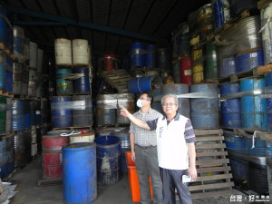 縣議員蔡東富會環保局人員勘察發現非法置放4000桶廢棄溶

劑，其化學臭味令人難能忍受。（記者簡勇鵬拍攝）