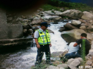 和平警分局員警在東卯溪河床尋獲賴姓女子，安撫其情緒並送醫挽回一命。（記者黃玉鼎翻攝）