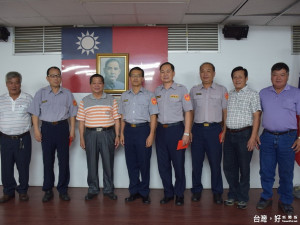 臺中市警察之友總會東勢辦事處頒發員警績效獎勵金，獎勵東勢警分局員警維護地方治安的辛勞。（記者黃玉鼎攝）
