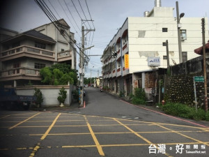 台中市大甲區開元路銜接金華路巷道，每天上下班巔峰時刻，車潮

塞得嚴重，住戶生活品質變差，擔心發生火警，後果真不堪設想。
（記者陳榮昌攝）