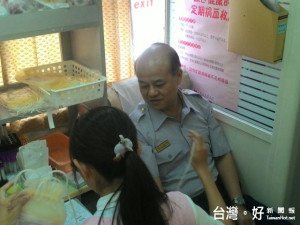 大甲警分局以捐血活動慶祝警察節，民眾、警察響應熱烈，效果豐

碩，分局長沈炳信亦捲袖捐血，熱情加入捐血一袋、救人一命義舉。（記者陳榮昌攝）