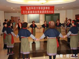 弘光科大最近舉辦的「2016拍瀑拉PAPORA學術與產業研討會」中，

酷馬音樂社以二胡、陶笛演奏「一輪明月」，搭配平埔族牽田舞揭
開序幕。（記者陳榮昌攝）
