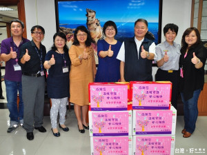 社會局長張錦麗致贈蘋果感謝警察同仁共同保護弱勢家庭。（圖／記者黃村杉攝）