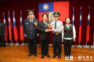 市長賴清德由警察局長陳子敬陪同，表揚劉三榮等三位模範警察。