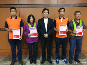 劉和然指4位人員都是同仁的典範，特別藉公開表揚給予他們支持與鼓勵。（圖／記者黃村杉攝）
