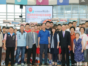 市長朱立倫出席第5屆南山盃海峽兩岸高中籃球邀請賽，除受邀開球，也為選手們加油打氣。（圖／記者黃村杉攝）