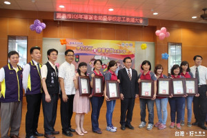 嘉義市表揚學校志工暨導護老師共134位，涂市長親自頒獎