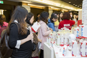 NUK致力研發嬰幼兒產品外，也提倡正確的哺乳哺餵知識，同時研發各式貼心設計餐具或喝水杯，滿足寶寶從0到3歲每一個階段的需求。
