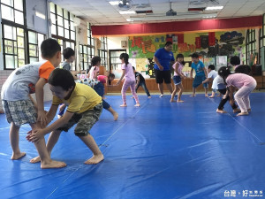 龜山國小推廣角力 幼兒園開辦體驗