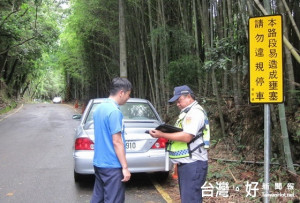 大雪山林道沿線常有民眾任意路邊停車賞景，警方將針對違規停車部分派員加強勸導與取締。（記者黃玉鼎攝）