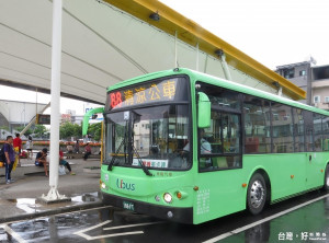炎炎高溫天氣下騎機車太辛苦，坐公車清涼又舒適。（圖／記者潘姿瑛攝）