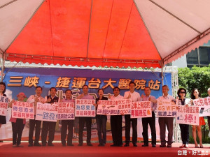 市長朱立倫、議員周勝考、黃林玲玲、洪佳君、李余典等出席跳蛙式公車記者會。（圖／記者黃村杉攝）